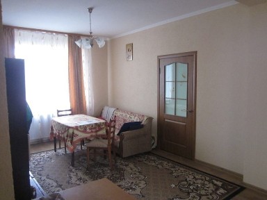 будинок біля лісу і озера