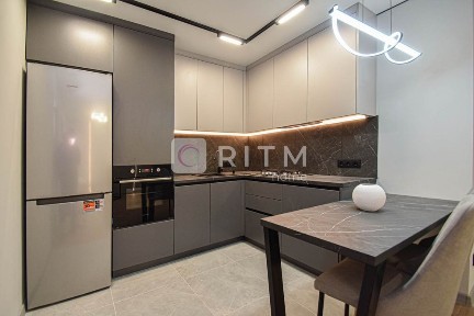 Продається 2-кімнатна квартира з кухнею - студією вул Київська