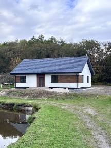 Продаж будинку з зарибленим озером.