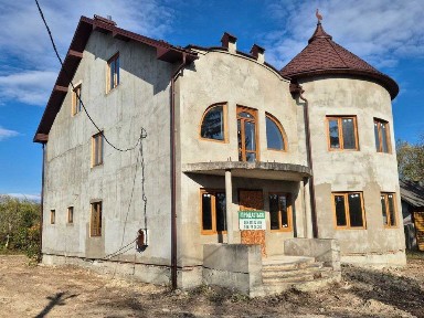 Продаж будинка з басейном