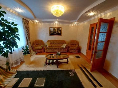 Продаж будинка з ремонтом і меблями