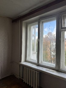 продам 2кім. квартиру, обкомівський будинок