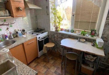 Продам 3 к. квартиру 4/9 м. Палац Спорту, вул. Олімпійська.