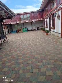 Комерційна нерухомість з будинком житловим