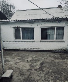 Продається будинок. Земля приватизована. Два гаража, сад, свердловина