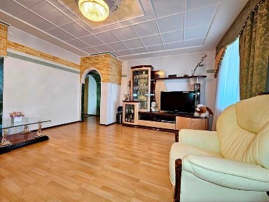 Продається простора дворівнева 3-кімнатна квартира.