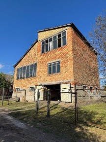 Великий будинок з садом та городом біля річки та парку