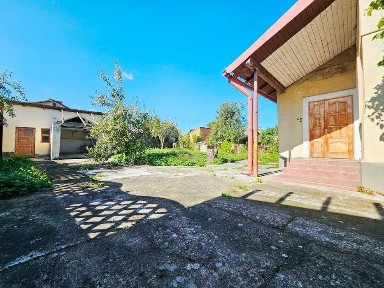 Продається добротний цегляний будинок з гаражем в м. Стрий.