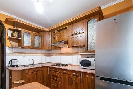 2-к. квартира з ремонтом, бойлером та лоджією за вул. Василя Стуса