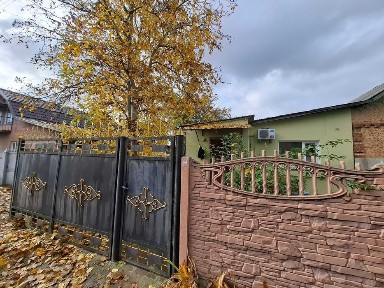 Частина будинку з окремим двором та зі зручностями. Масани.