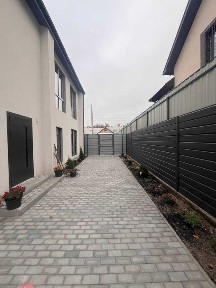 Новий таунхаус зі штукатуркою у Лісовій Бучі - 100м до садочку!