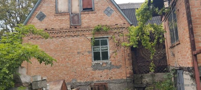 Продам земельну ділянку з цегляним будинком