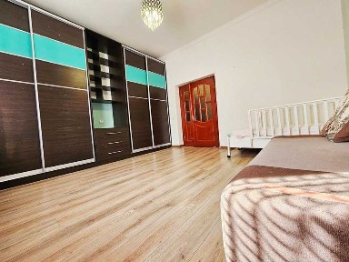 Ціну понижено! Житлова квартира з меблями та власним опаленням.