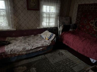 Здам окремий будинок, дві невеликі кімнати, пічне опалення. Без зручност.