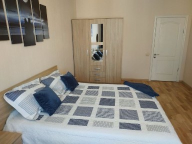 Оренда 3кв. 102м. Вул. АхматовоЇ 45 Метро 10 хв пішки. ТРЦ RIVER MALL