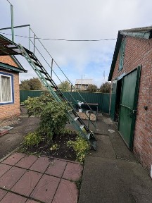 Будинок з великою ділянкою