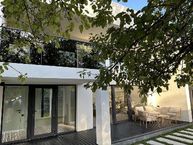 Оренда будинку з чаном та басейном