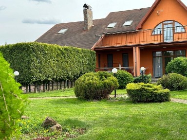 Продаж двоповерхового будинку