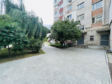 Продам видову 2-х кімнатну квартиру Проспект Свободи