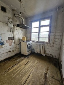 Продам 2 кімнатну в центрі під ремонт