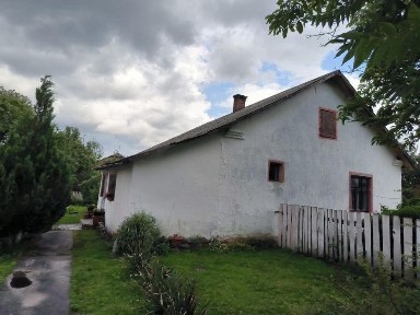 Будинок за шлакоблоків. Житловий із доглянутою ділянкою