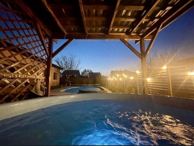 Заміський будинок з чаном та басейном. Подобова оренда