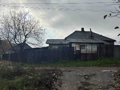 Продам пол дома с двором и отдельным огородом