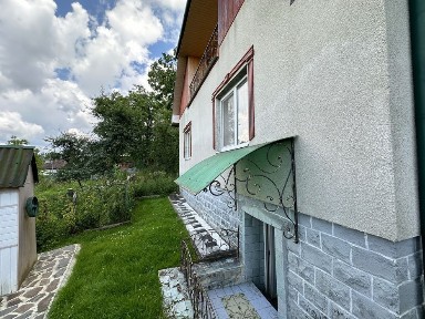 Гарний будинок у тихій місцині