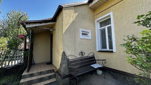 Здається частина будинку в центрі з місцем для авто