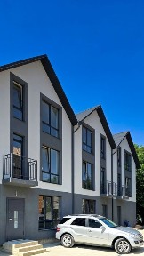 Продається зданий 4-кімнатний таун хаус в Центрі міста Чернівці