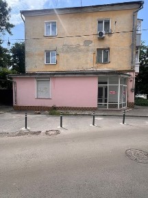 Продаж фасадного комерційного приміщення в центрі міста біля ринку.
