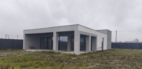 Продам будинок КМ “Міжріччя” на берегу озера.