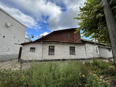 Центр, фасадна частина будинку по вулиці Юрка Тютюнника (Войкова)