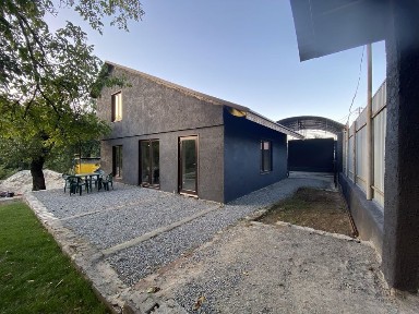 Продам новий будинок 120 м² у центрі міста з гаражем та бункером