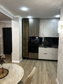 Простора двокімнатна квартира з кухнею-студією