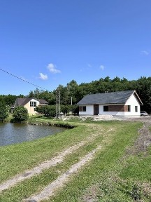 Продаж будинку біля озера та лісу.