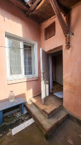 Продаю 3 кімнатну частину будинку з власним двором