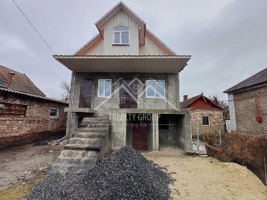 3х поверховий будинок в Центрально-міському р-н. Обмін на 2к квартиру