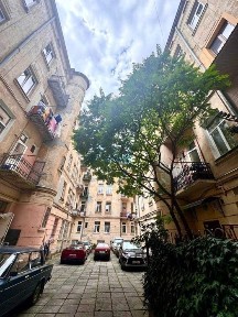 Продаж 2 кім. квартириабо під бізнес по вул. Дорошенка (центр)