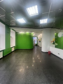 Здається в оренду комерційне приміщення 190 кв. м з фасадним входом.