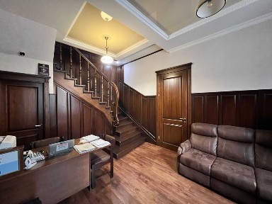 Продаж офісного приміщення, центр, фасад