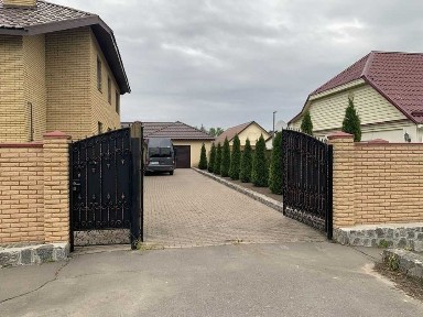 Просторий двоповерховий будинок на Подолі