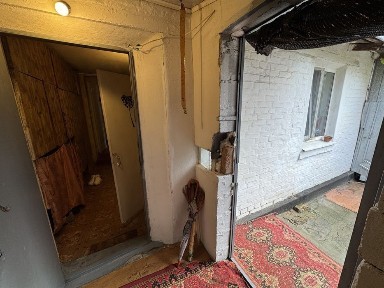 Центр. Район дитячої лікарні. Окремий двір. Дві окремі кімнати. Гараж.