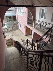 Оренда частини будиночка з гаражем