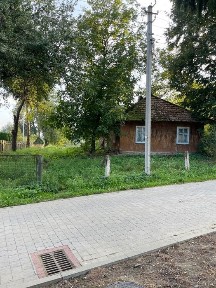 Земельна ділянка з деревʼяним будинком