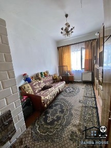 Продається частина будинку з прибудинковою територією.