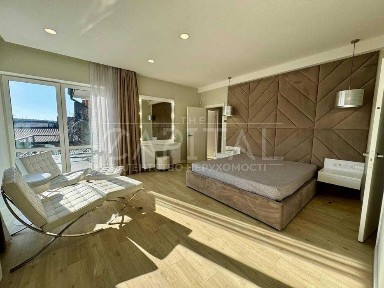 Оренда розкішного заміського будинку біля озера та лісу