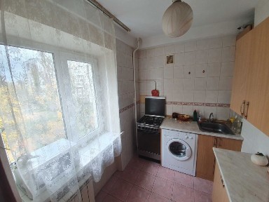 Русанівський бульвар 11/11, в домі АТБ, вікна у двір, є гараж