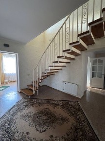 Продається 2-поверховий будинок із ремонтом, хоз будівлею, 2 гаражами