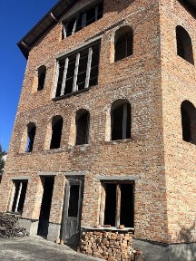 Продається цегляний 4 поверховий будинок від власника 830 м